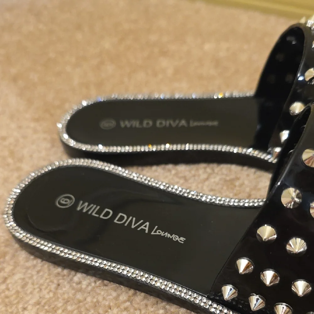 WILD DIVA Lounge Size 6 Black Sandals with Silver Studs & Rinestones - Picture 4 of 15